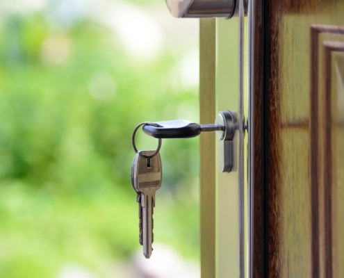 new-home-keys-in-door